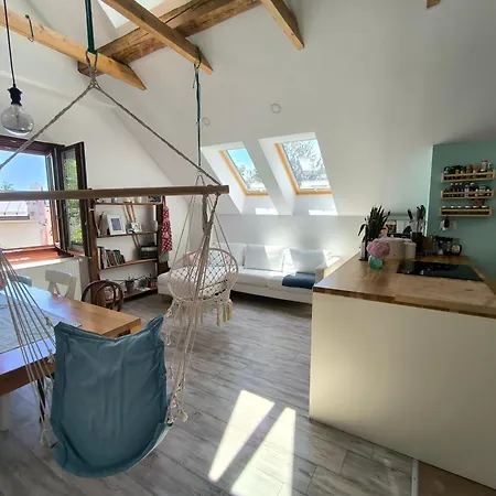 Quarto em Acomodações Particulares Glasbeni Atelje Tri Pticice Kranj