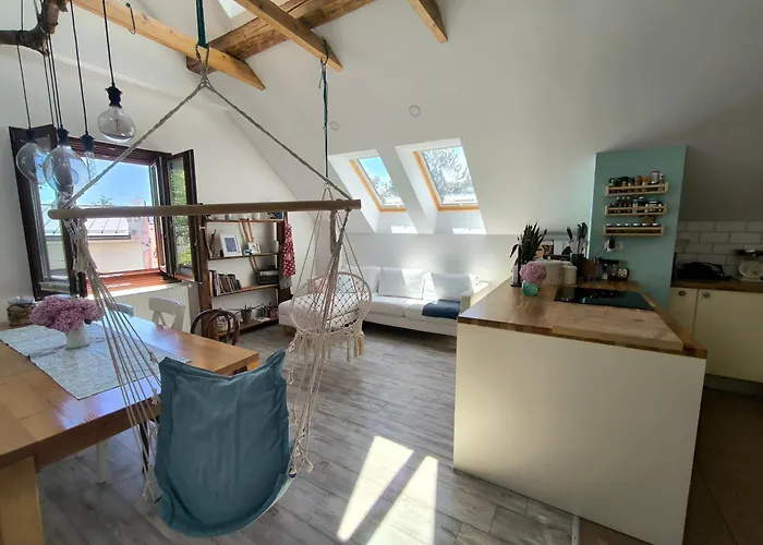 홈스테이 Glasbeni Atelje Tri Pticice 크란